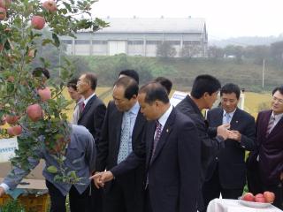 제127회 임시회 현확인(과수 주산지역 결실 안정시범)20071025.12